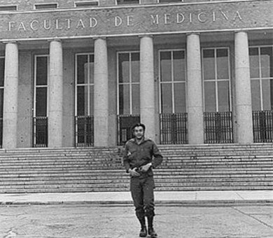 Che Guevara, estudiante que fue de Medicina, en la Facultad madrileña.